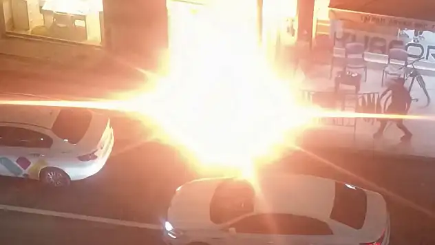 Van'da Aydınlatma Direğinde Kablolar Yangın Çıkardı