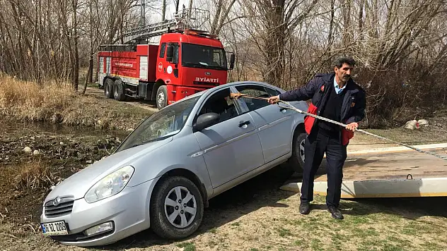 Van'da bahçesindeki yangına koşarken kaza geçirdi