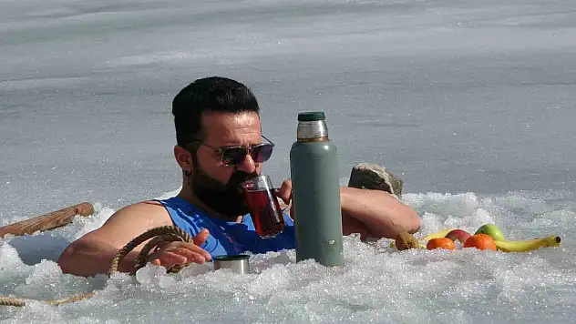 Van'da barajın buzunu kırıp çay içti