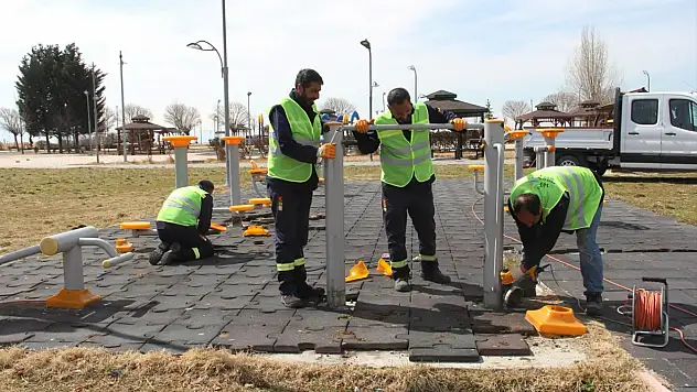 Van'da belediye ekipleri parklarda temizlik ve onarım çalışması yaptı