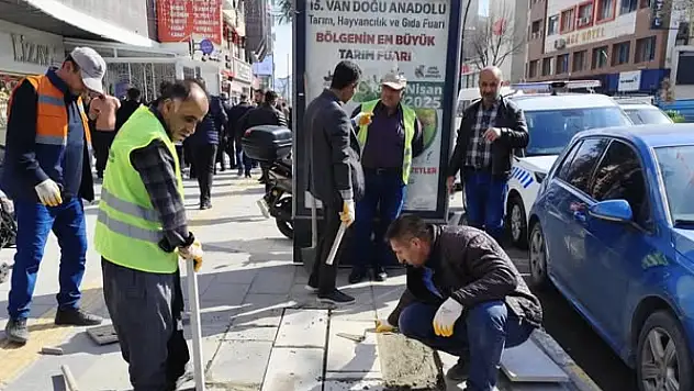 Van'da Büyükşehir Belediyesi'nden yol ve kaldırım bakımına devam!