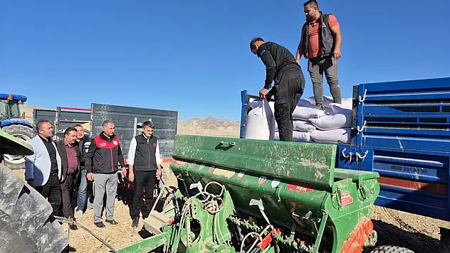 Van'da Çiftçilere Binlerce Ton Sertifikalı Arpa ve Buğday Tohumu Dağıtıldı