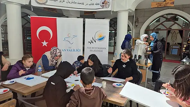 Van'da çocuklar anneleriyle birlikte sanatın izini sürdü