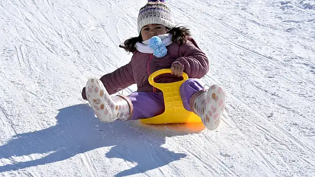 Van'da çocuklar kendi kayak pistini yarattı
