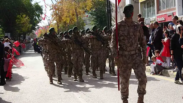 Van'da Cumhuriyetin 102. yılı coşkuyla kutlandı, resmi geçit ve ödüllerle taçlandırıldı.
