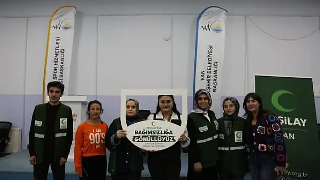 Van'da Dünya Gönüllüler Günü Kutlandı: 'Bağımsızlığa Gönüllüyüz'