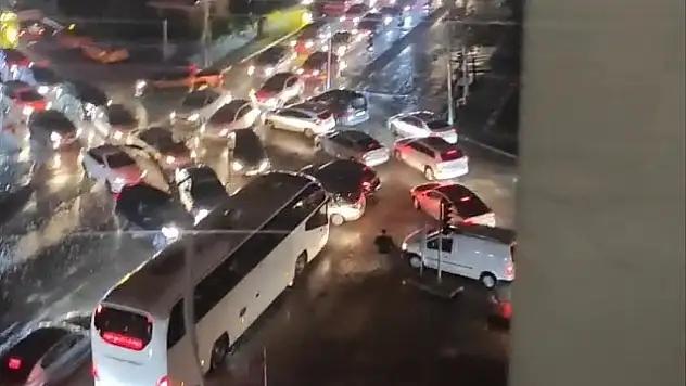 Van'da elektrik kesintisine üniversite öğrencisi çözüm buldu, trafiği düdükle yönetti!