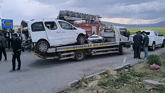 Ağrı Doğubayazıt'tan Van'a giden araç faciayı yaşadı! 4 ölü var