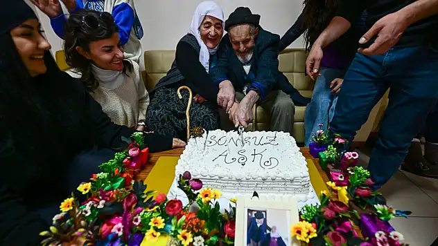 Van'da gönüllü gençlerden 64 yıllık çifte Sevgililer Günü sürprizi