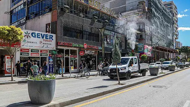 Van'da gül suyu ile cadde ve sokaklar ferahlatıldı, vatandaşlar memnun kaldı