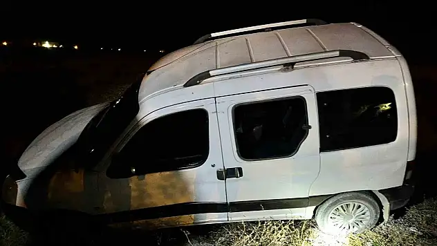 Van'da hafif ticari kamyonet takla attı 2 yaralı, kaza soruşturuluyor