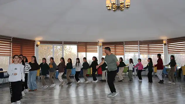 Van'da Halk Oyunları Geleneği Yeni Nesille Buluşuyor