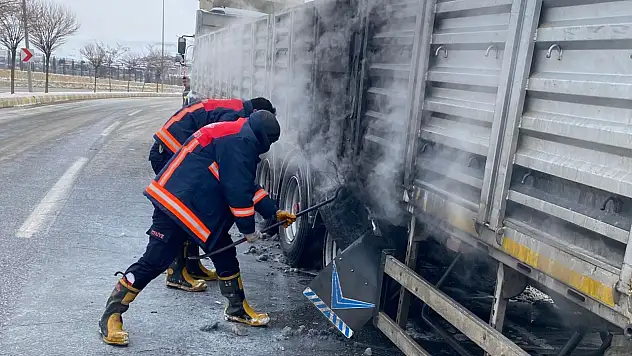 Van'da hareket halindeki tırdan alevler yükseldi