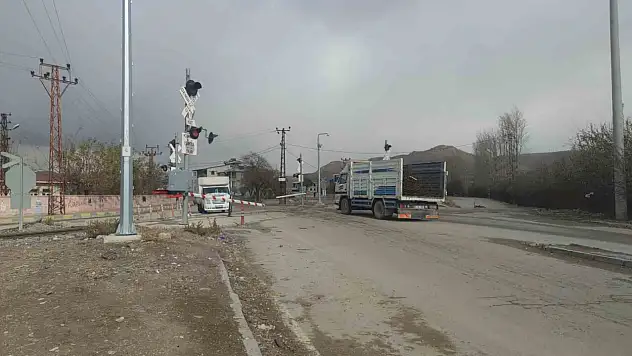 Van'da Hemzemin Geçitteki Sinyal Arızası Trafiği Kilitledi