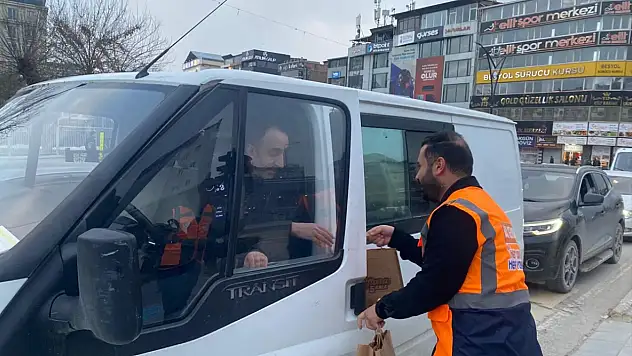 Van'da 'İftara 5 Kala' Seferberliği: Trafikte Kalanlara Kumanya Desteği