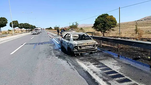 Van'da İran plakalı otomobil yanarak kullanılmaz hale geldi, yangın çevreye sıçramadan söndürüldü