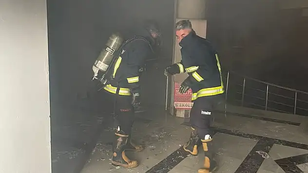 Van'da İş Merkezinde Meydana Gelen Yangında 4 Dükkan Hasar Gördü