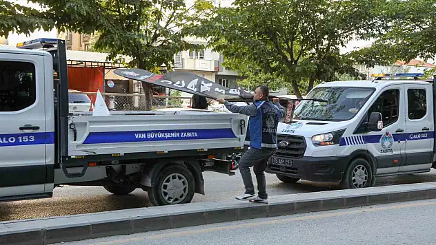 Van'da İşgale Son! Kaldırımlar Denetim Altında, Ürünlere El Konuldu