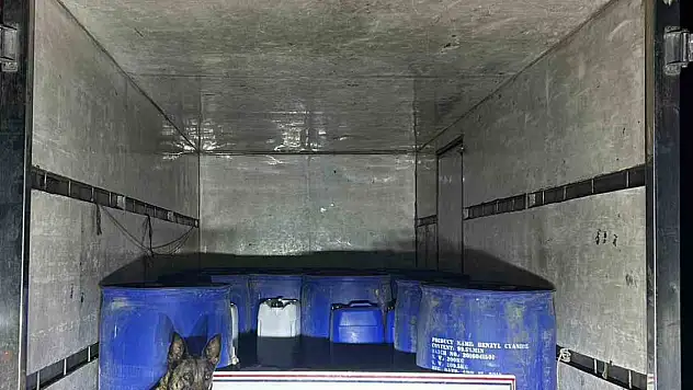 Van'da Jandarmadan Kaçak Kimyasal Madde Operasyonu: 3.710 Litre Asetik Asit Ele Geçirildi
