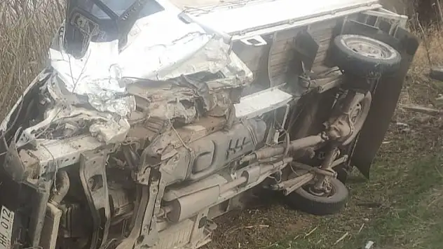 Van'da kamyonet otomobille çarpıştı: 3 yaralı