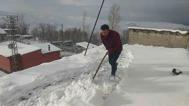 Van'da kar yağışı 17 yerleşim yerini kapatırken, mahsur kalanlar yolda kalan araçlarını kurtardı