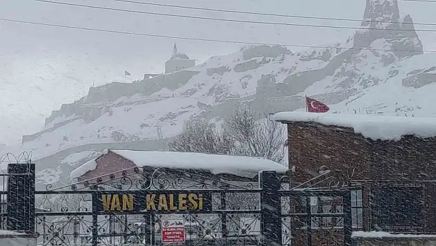 Van'da kar yolları kapattı: 160 yerleşim yeri hâlâ ulaşıma kapalı