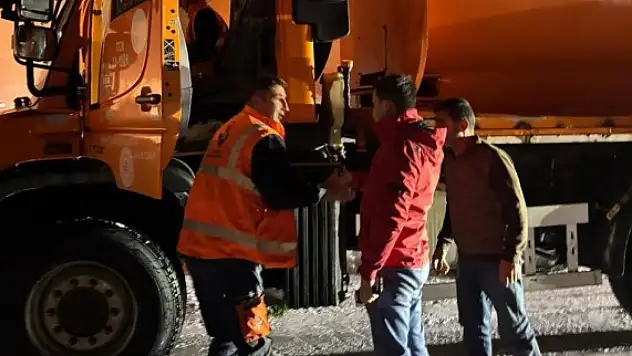 Van'da Karabet Geçidi'nde Kar Yağışı Etkili Oldu, Sürücüler Zor Anlar Yaşadı