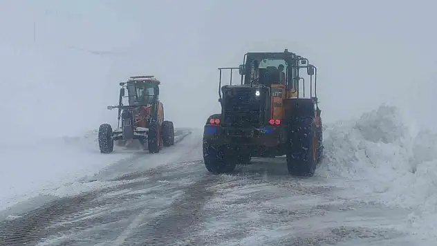 Van'da Karabet Geçidi'nde yoğun kar yağışı, yolları kapattı ekipler aralıksız çalışıyor
