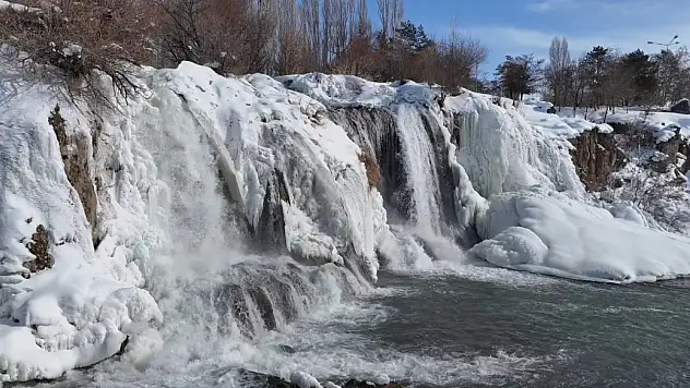 Van'da kış masalı: Muradiye Şelalesi beyaza büründü