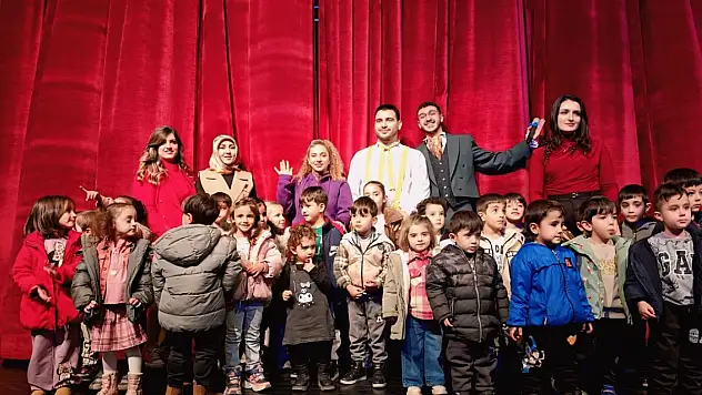 Van'da Kreş Öğrencileri Akrobasi Gösterisinde Doyasıya Eğlendi