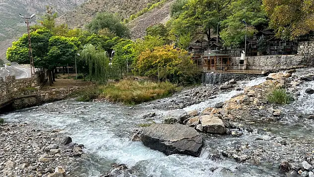Van'da kuruyan Kanispi Şelalesi yeniden akmaya başladı