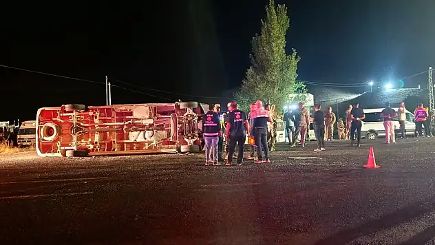 Van'da minibüs ile kamyon çarpıştı: Yaralılar var