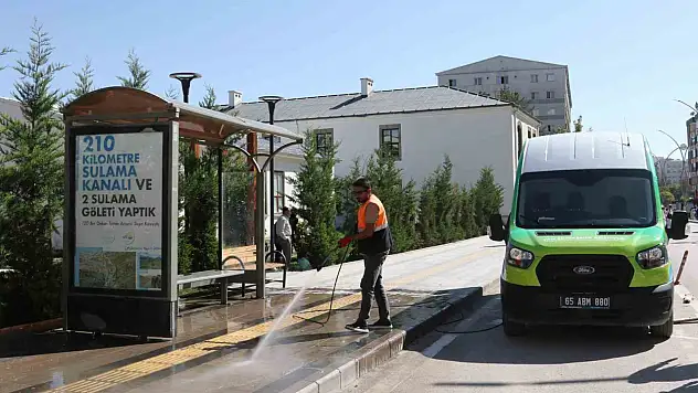 Van'da mobil temizlik aracı otobüs duraklarını hijyenik hale getiriyor
