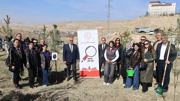 Van'da Öğrenciler 'Yeşil Vatan' Projesi Kapsamında Fidan Dikti
