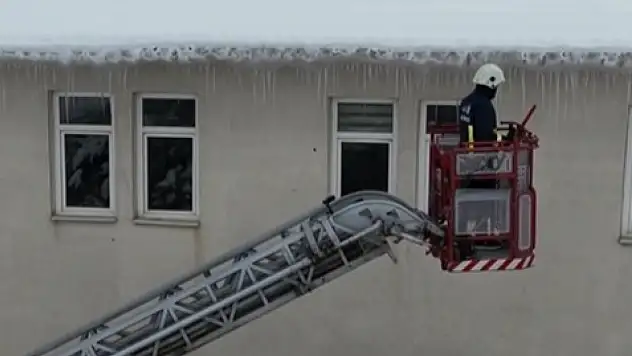 Van'da Okullarda Buz Sarkıtlarına Karşı Önlem Alındı