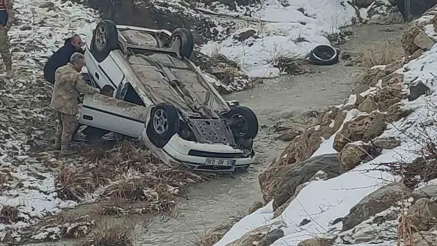 Van'da otomobil dereye yuvarlandı