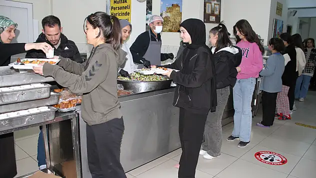 Van'da pansiyonda kalan öğrenciler iftar sofrasında buluşuyor
