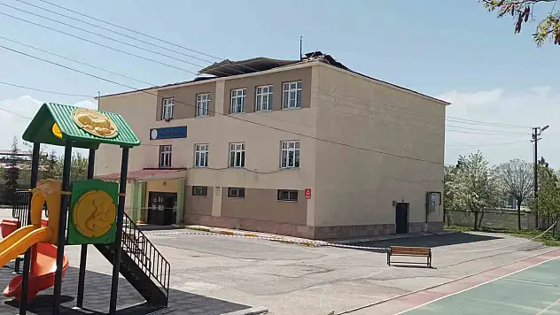 Van'da Şiddetli Fırtına, Okulun Çatısının Uçmasına Sebep Oldu