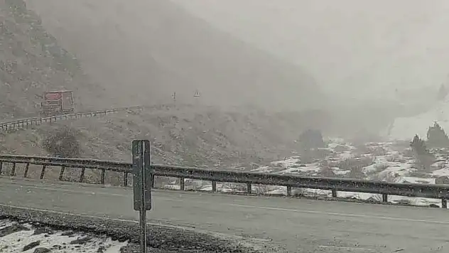 Van'da Şiddetli Kar Fırtınası Nedeniyle Yol Trafiğe Kapatıldı