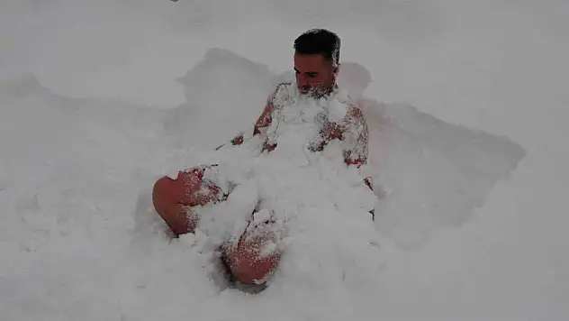 Van'da sıra dışı cesaret: Karın içinde kulaç attı