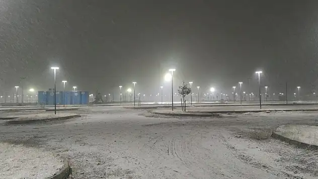 Van'da soğuk hava yerini kar yağışına bıraktı, şehir kartpostallık manzaralara büründü!