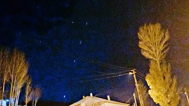Van'da Starlink uyduları gökyüzünde dans etti, vatandaşlar heyecanla görüntüledi