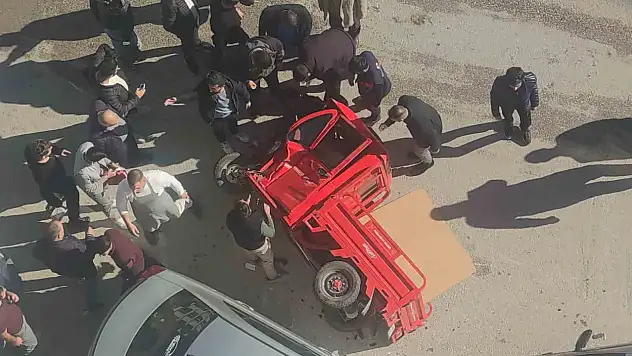 Van'da trafik kazası: Elektrikli motosiklet sürücüsü yaralandı, otomobil sürücüsü baygın halde bulundu
