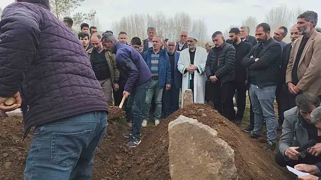 Van'da trafik kazasında hayatını kaybeden baba ve 2 kızı gözyaşlarıyla uğurlandı