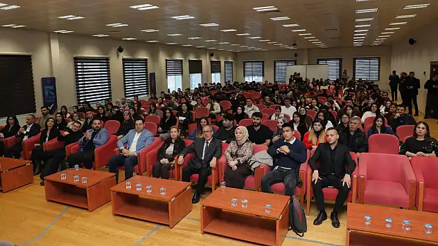Van'da Yapay Zeka Çağında Hayatta Kalmak Eğitimi Yoğun İlgi Gördü