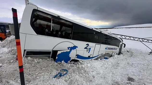 Van'da yolcu otobüsü kar küreme aracına çarptı: 11 yaralı