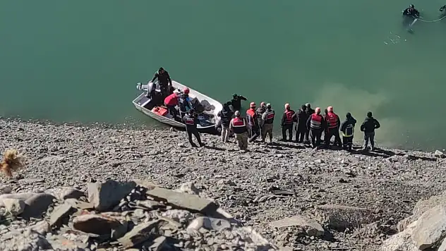 Van'da Zernek Barajı'na uçan araçta iki kişi hayatını kaybetti