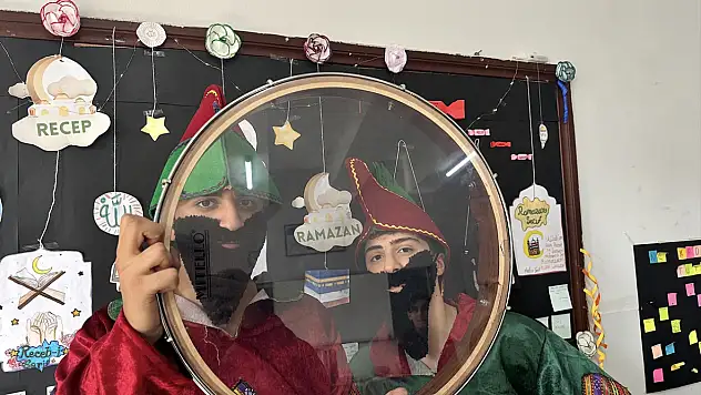 Van'daki okullarda koridorlarda mahya, sınıflarda hacivat karagöz coşkusu