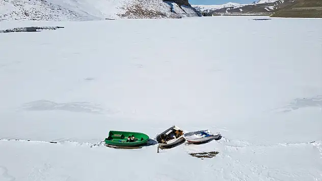 Van'daki Zernek Barajı dondurucu soğuklara teslim oldu