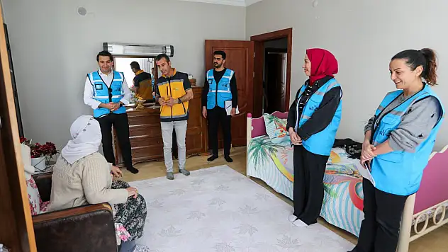 Van'dan örnek sosyal sorumluluk: Yaşlılar için ev ziyaretleri ve moral destek paketleri!